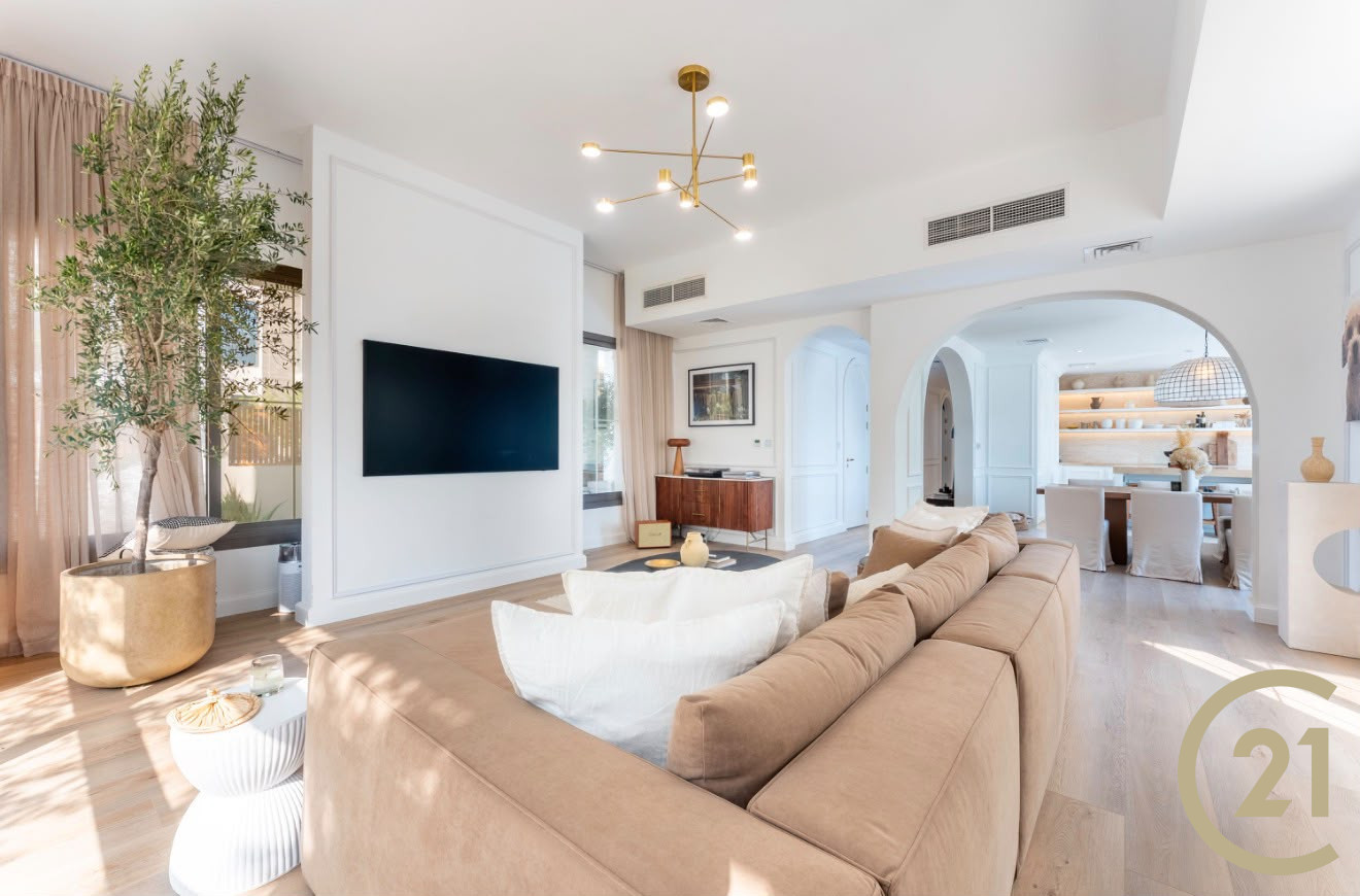 Luxury Living | Backing Park | Exclusive with C21
